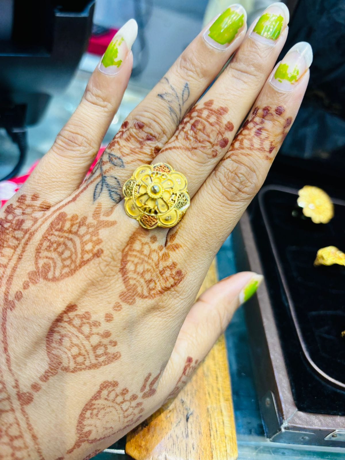 आकांक्षा गौतम अपनी मेहंदी के साथ | फोटो: सबा गुरमत/दिप्रिंट