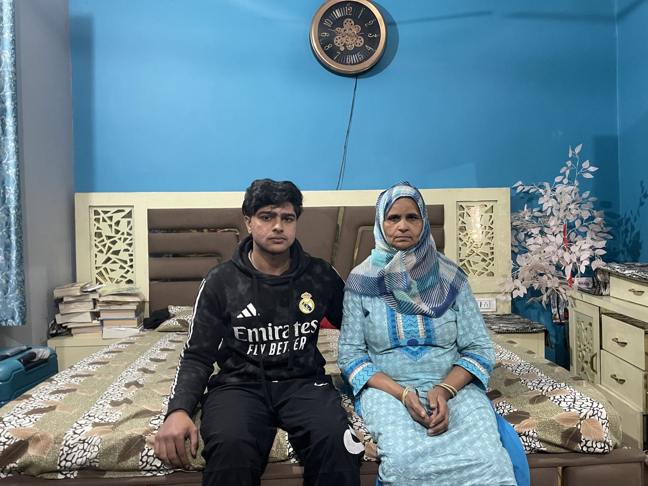 समीर राणा, शाहवेज के छोटे भाई और उनकी मां शहनाज़ | फोटो: सबा गुरमत/दिप्रिंट