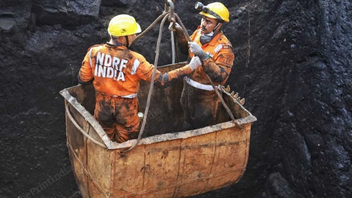 एनडीआरएफ के जवान मेघालय के ईस्ट जयंतिया हिल्स के थांगस्को इलाके में अवैध रैट-होल खदान में जीवित लोगों और शवों की तलाश करते हुए | फोटो: प्रवीण जैन/दिप्रिंट