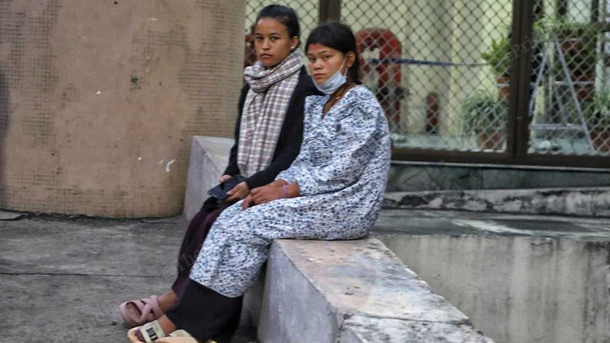 बीस साल की संजना शिलांग के NIGRIM अस्पताल में हैं. उनके पति धमाके में घायल हुए थे | फोटो: प्रवीण जैन/दिप्रिंट