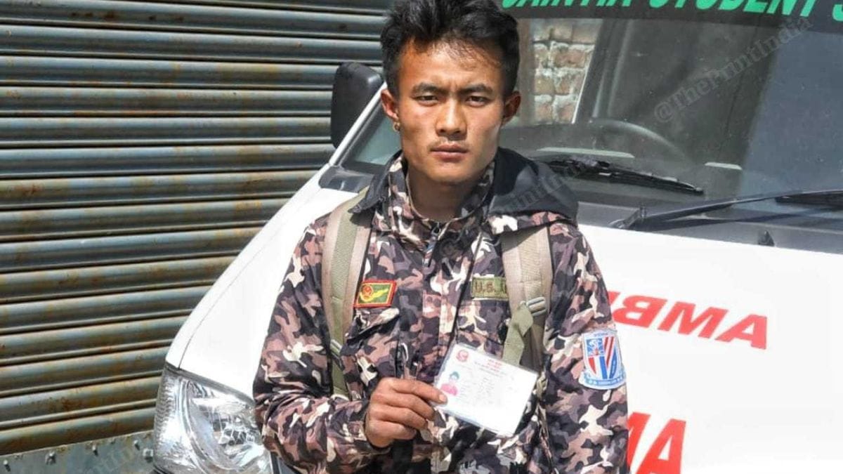 बूमी राज के भाई कविराज राय 5 फरवरी को मेघालय के ईस्ट जयंतिया हिल्स के थांगस्को इलाके में अवैध कोयला खदान में हुए धमाके में मारे गए 27 लोगों में शामिल थे. बूमी के हाथ में उनके भाई का पहचान पत्र है | फोटो: प्रवीण जैन/दिप्रिंट