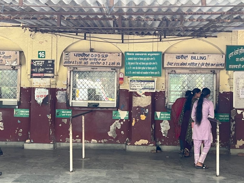 नशा मुक्ति केंद्र के बिलिंग काउंटर पर महिलाएं. कुछ महिलाएं कपूरथला में इलाज के लिए 100 किमी से ज्यादा दूर से आती हैं | फोटो: अंकिता ठाकुर/दिप्रिंट