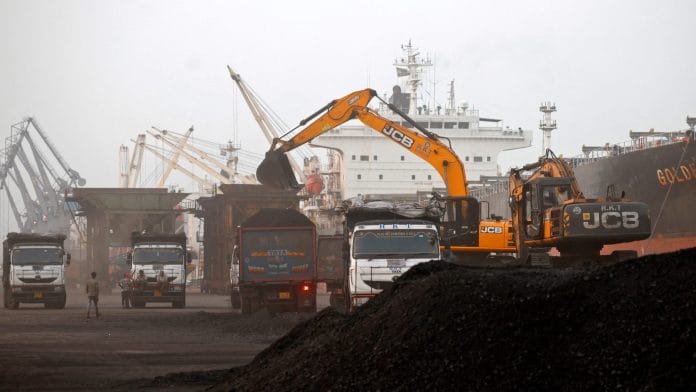 FILE PHOTO: A JCB machine loads coal onto a dumper at the Deendayal Port in Kandla, in the western state of Gujarat, India, September 25, 2024. REUTERS/Amit Dave/File Photo