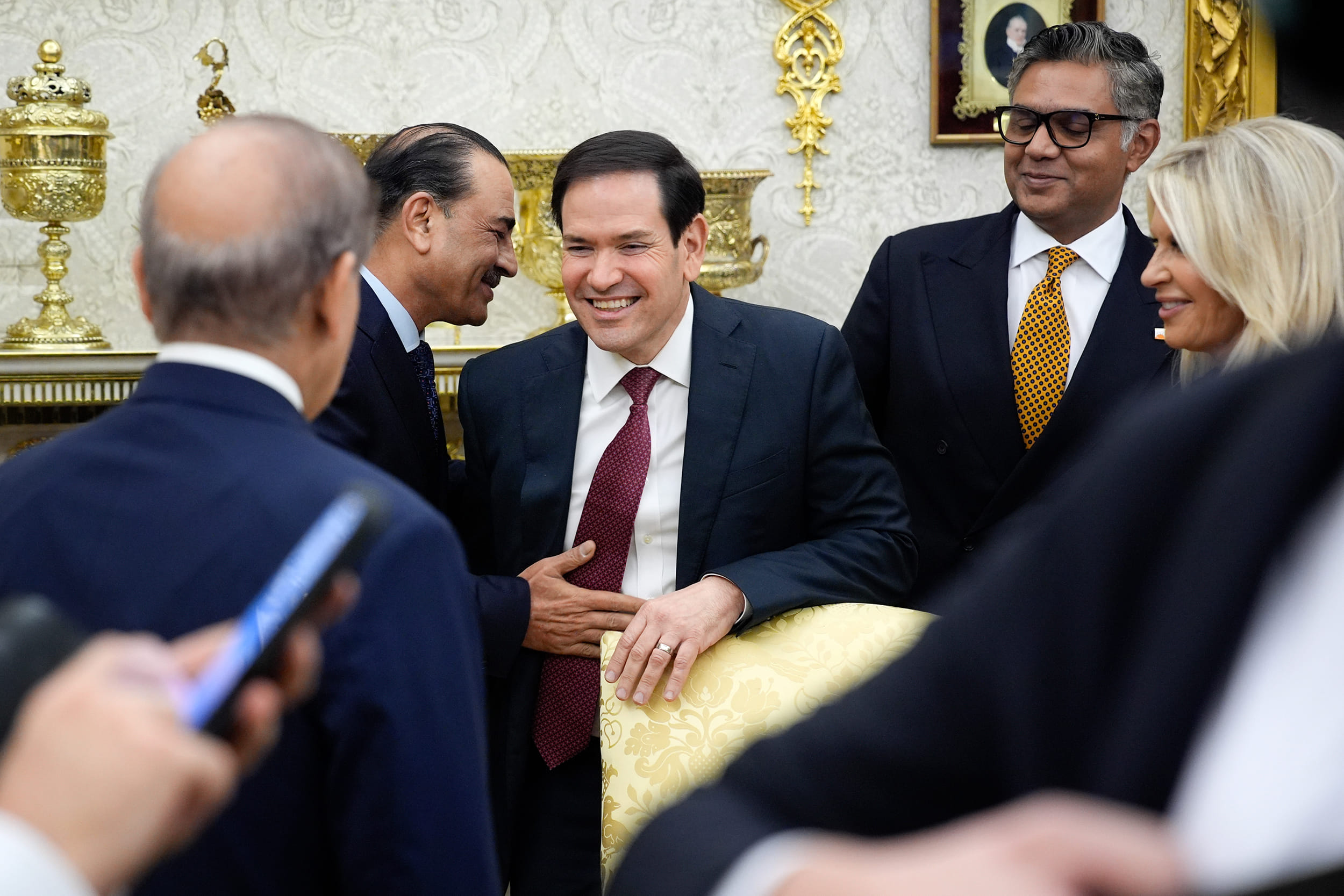Field Marshal Asim Munir, center left, with US Secretary of State Marco Rubio, in the Oval Office of the White House as US President Donald Trump hosted Pakistans Prime Minister Shehbaz Sharif in September. | Photographer: Yuri Gripas/Abaca/Bloomberg
