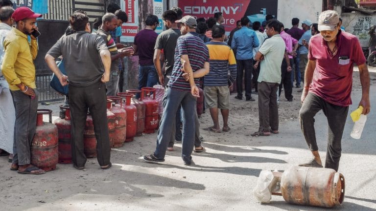 Centre admits LPG supply ‘issue of concern’, urges nearly 60 lakh households to shift to piped gas