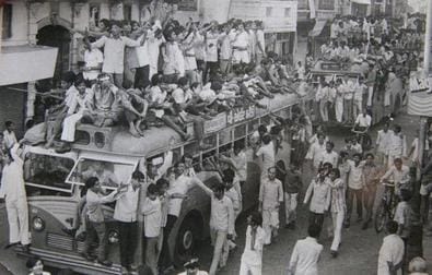 Protestors stopping and climbing AMTS buses in Ahmedabad during Navnirman Andolan | Commons