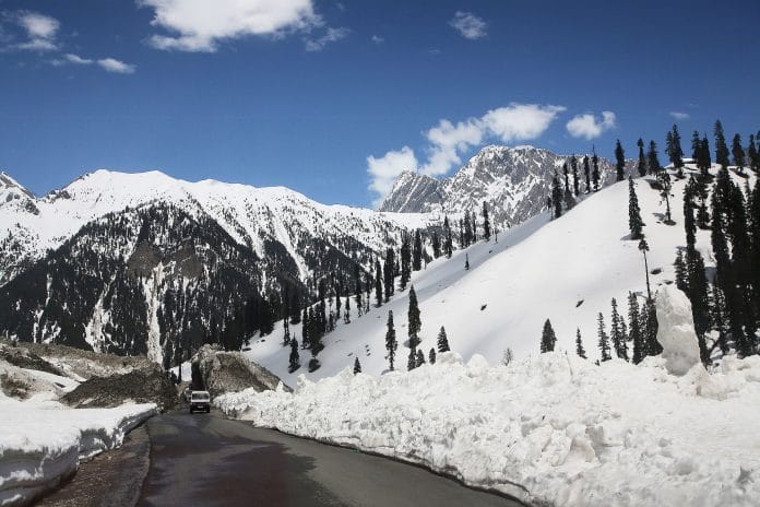 Representative Image | Multiple avalanches on Leh-Srinagar highway | Commons