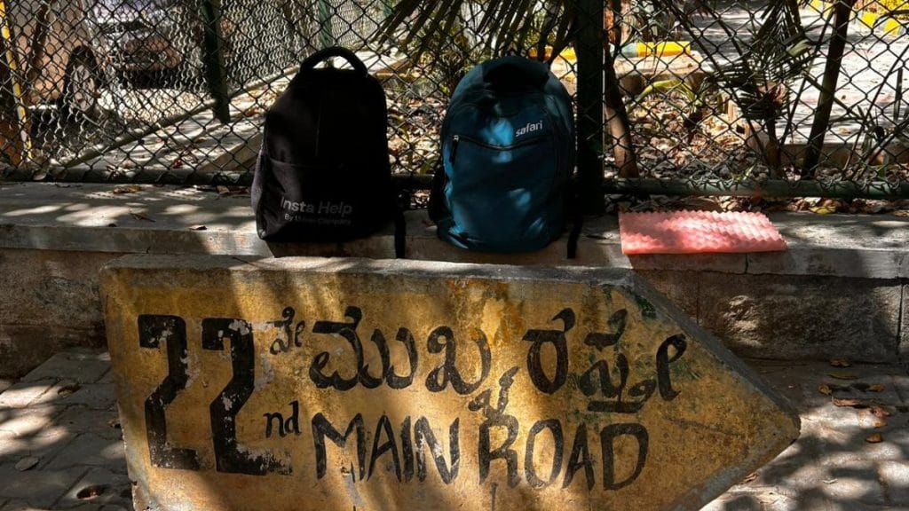 The gig workers are usually finding spots around parks in between assignments. Manisha Mondal | ThePrint