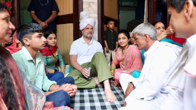 Fulfilling a promise made to a farmer in a paddy field, Rahul attends the wedding of a Sonipat daughter