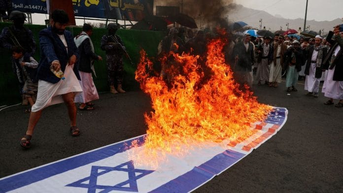 Houthi activists burn US and Israeli flags during a demonstration in solidarity with Iran and Lebanon in Sanaa, Yemen, 6 March, 2026 | REUTERS/Khaled Abdullah