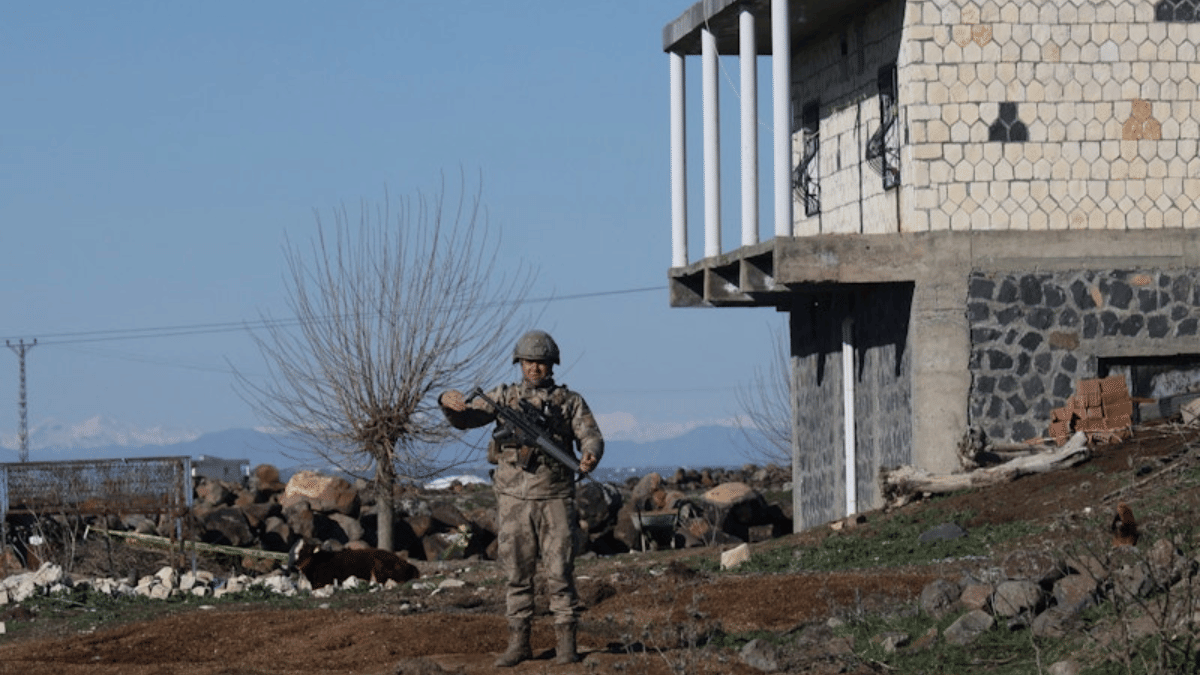 The site where debris fell after an Iranian missile was downed, in Diyarbakir, Turkey | Photo: Reuters/Sertac Kayar