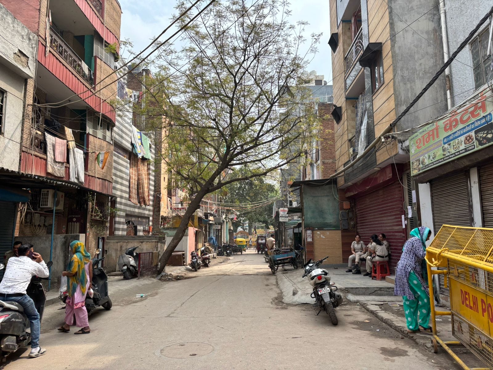 जेजे कॉलोनी के एक कोने पर तैनात पुलिसकर्मी | फोटो: समृद्धि तिवारी/दिप्रिंट