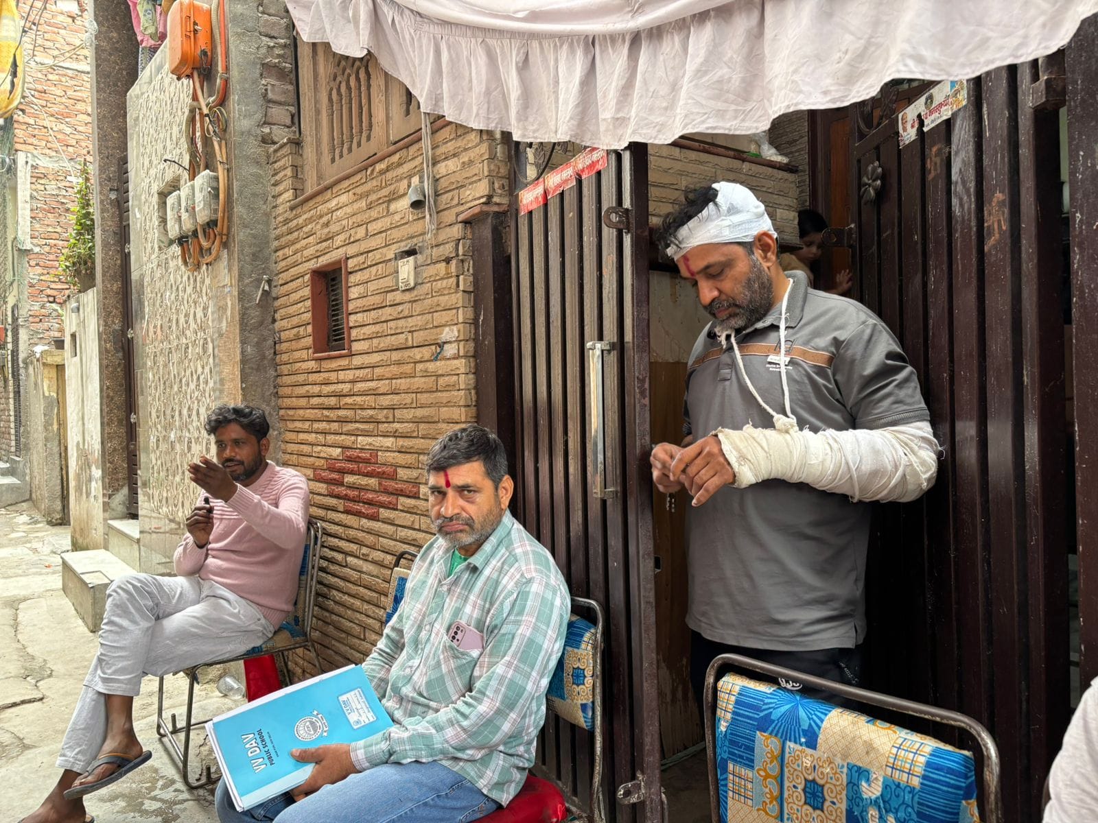 जेजे कॉलोनी में अपने घर के बाहर खड़ा तरुण का परिवार | फोटो: समृद्धि तिवारी/दिप्रिंट