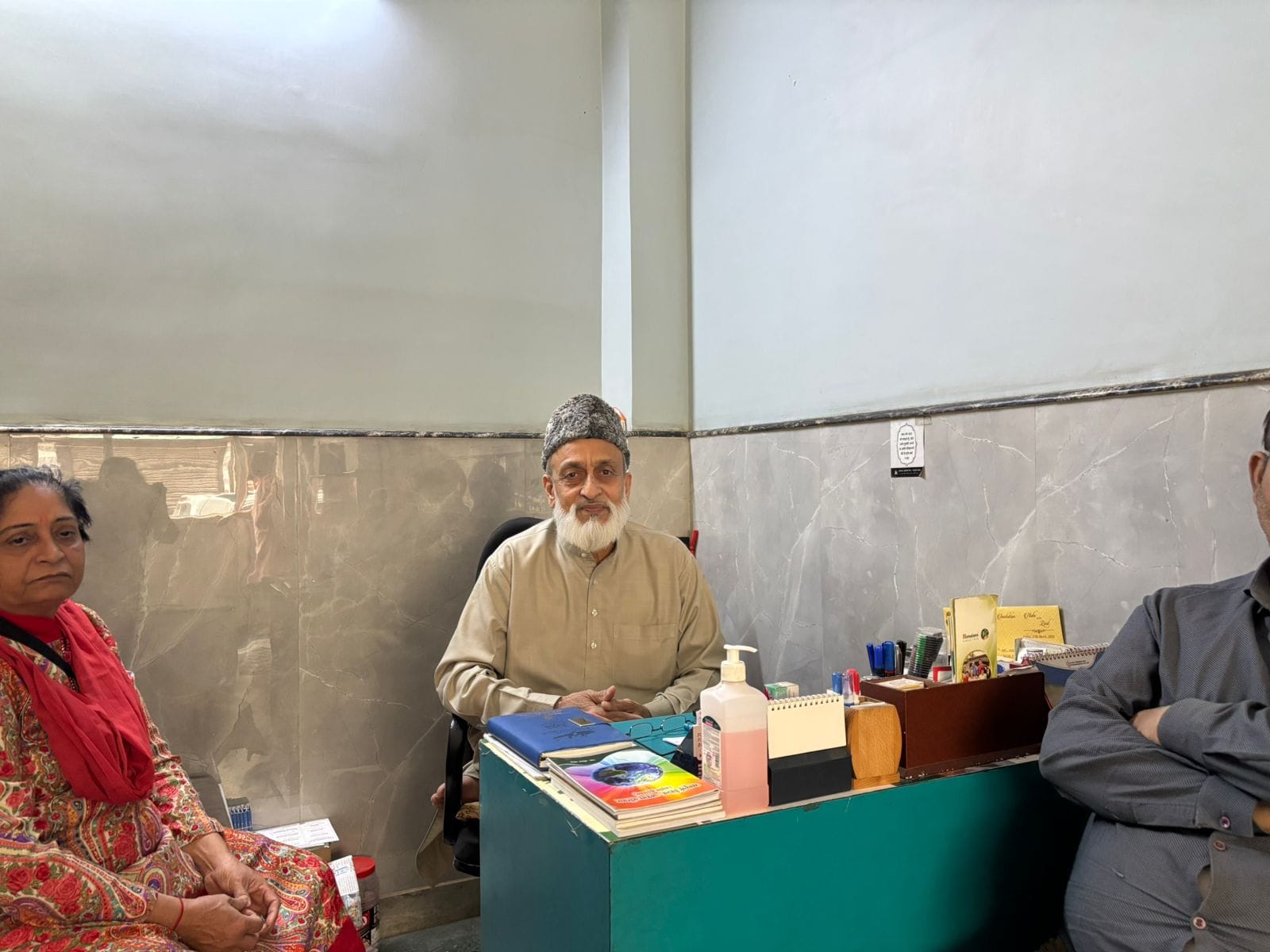 डॉ. मसूद रशीद अपने क्लिनिक में | फोटो: समृद्धि तिवारी/दिप्रिंट