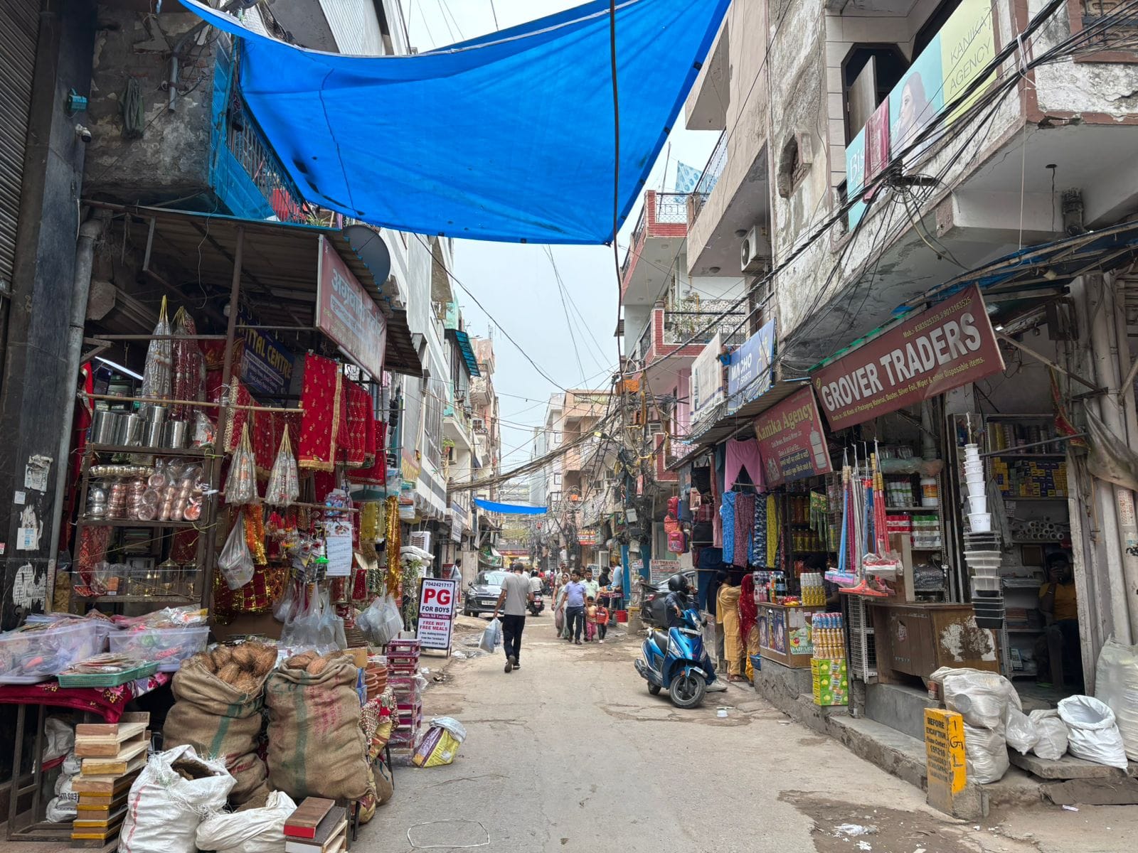 इलाके की दुकानें अब भारी पुलिस मौजूदगी के बीच धीरे-धीरे खुलने लगी हैं | फोटो: समृद्धि तिवारी/दिप्रिंट