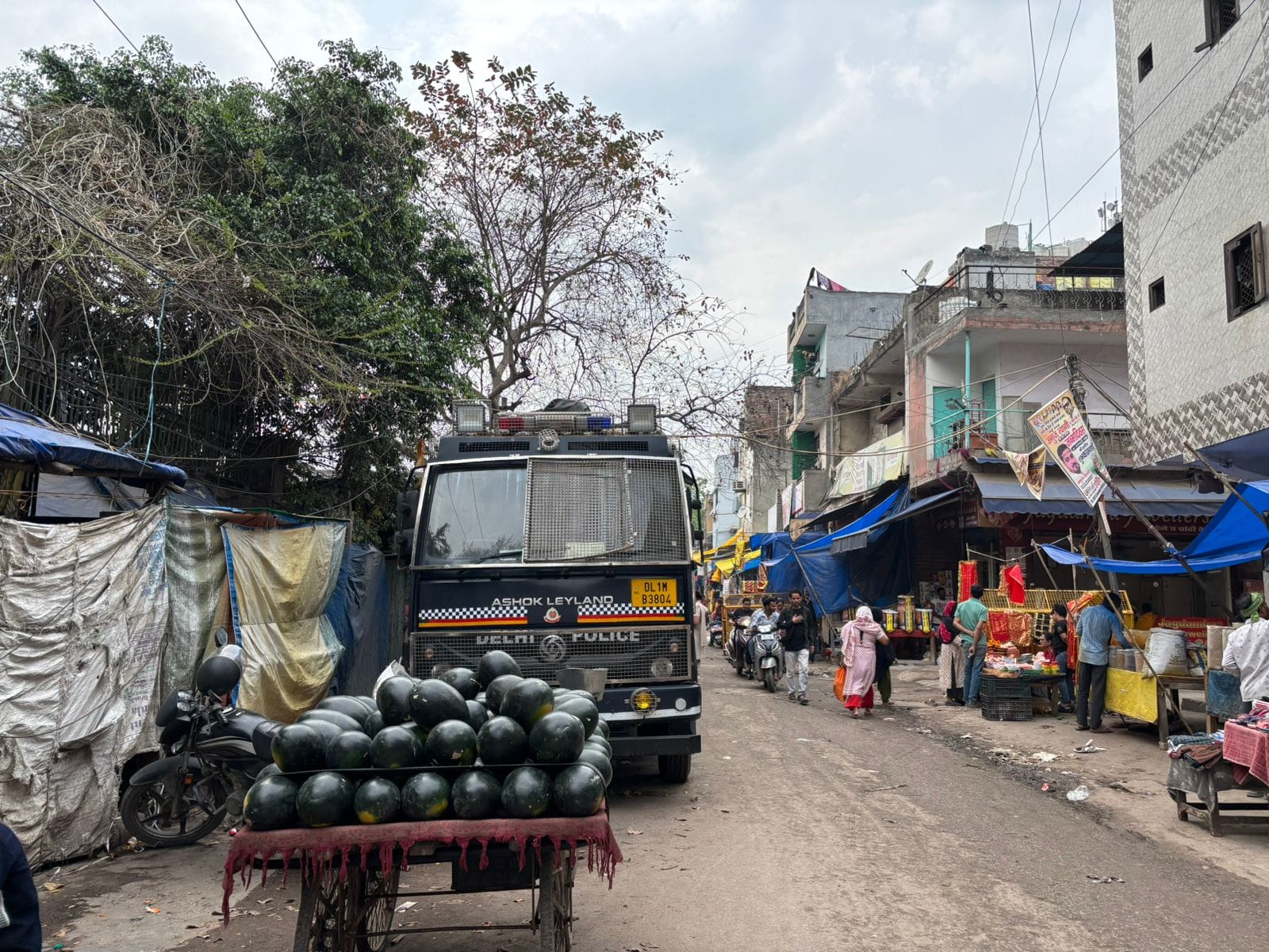 जेजे कॉलोनी में खड़ी दंगा नियंत्रण वैन, जहां अब बड़ी संख्या में पुलिसकर्मी मौजूद हैं | फोटो: समृद्धि तिवारी/दिप्रिंट