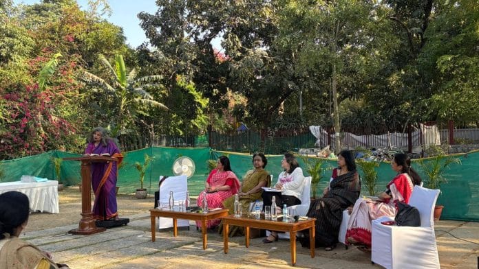 Sagari Chhabra performs a dramatic reading, with KE Priyamvada, Sangeeta Gupta, Bindiya Bedi Charan Noronha, Achla Bansal and Payal Nagpal seated (left to right). | Vitasta Kaul | ThePrint