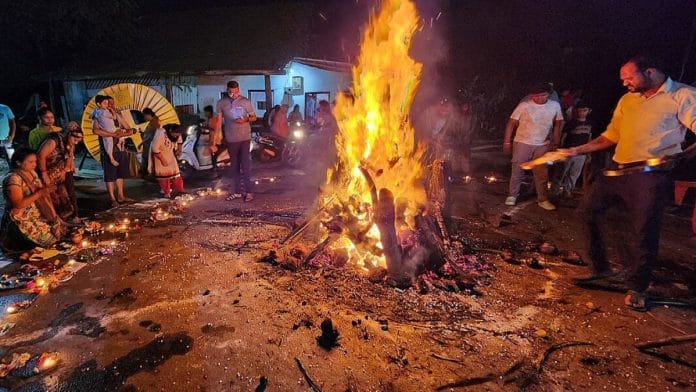 On Dhulivandan, Marathi people use cinders from the Holika Dahan to play a colourless, grey Holi | Wikimedia Commons