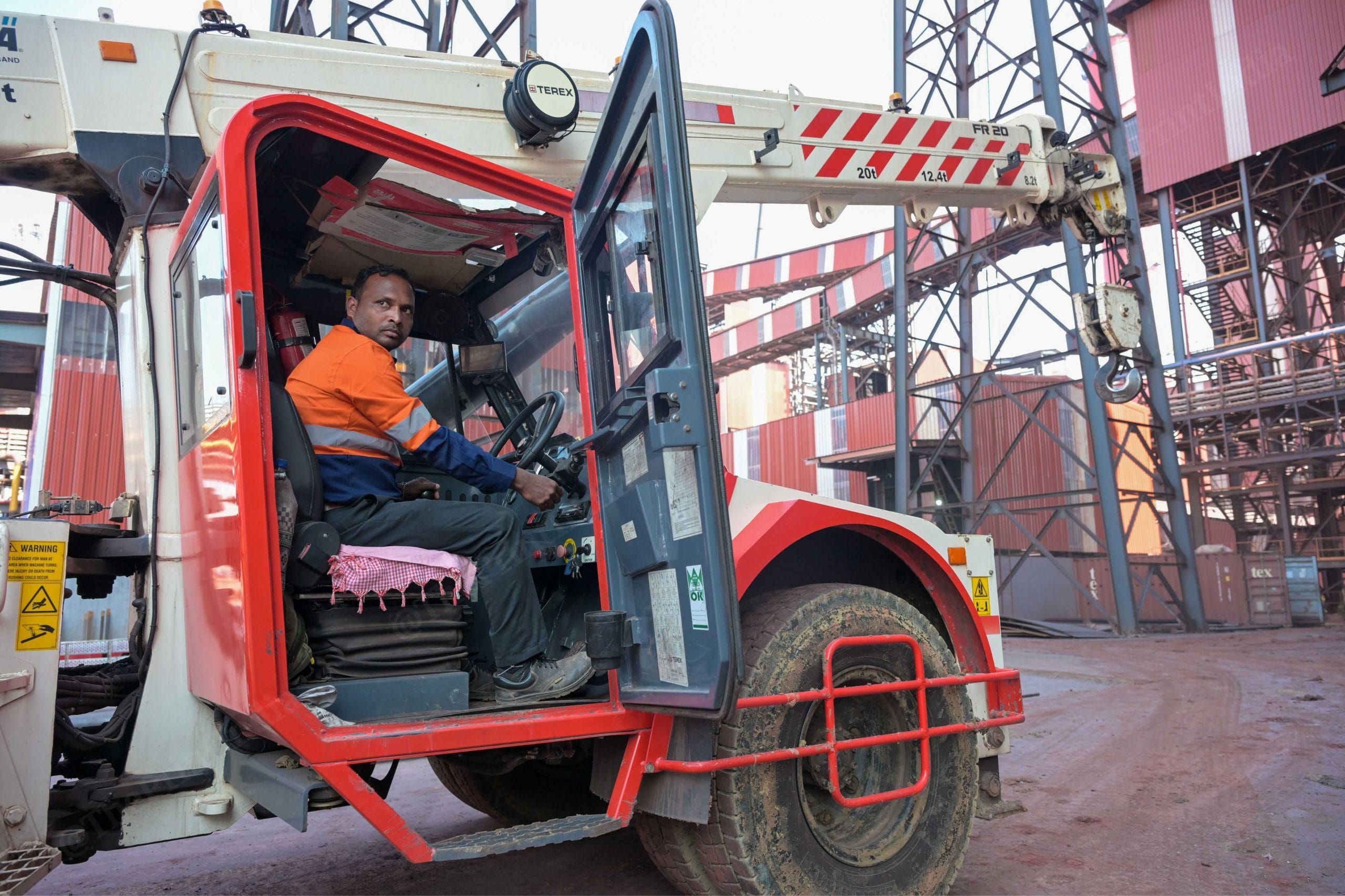 रमेश रेनुकाटू, 33, प्लांट में क्रेन पार्क करते हुए. 2014 में पत्नी के साथ सरेंडर करने के बाद उनकी जिंदगी पूरी तरह बदल गई | फोटो: सूरज सिंह बिष्ट/दिप्रिंट