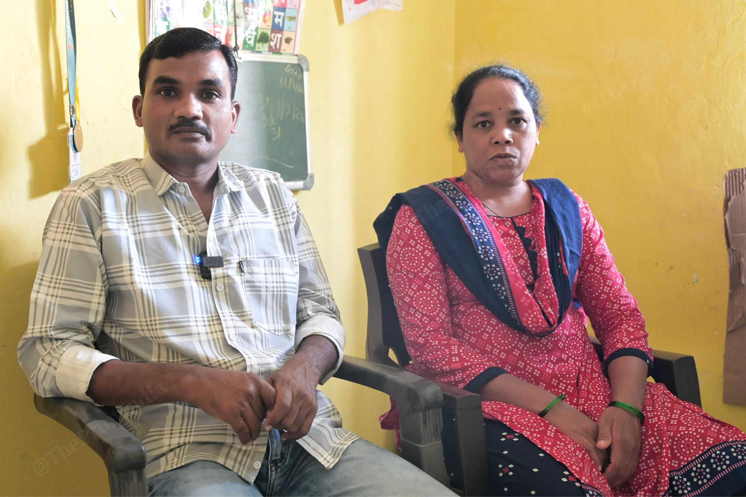 गढ़चिरौली पुलिस लाइन के रिहायशी परिसर में अपनी पत्नी के साथ गढ़चिरौली डिविजनल कमेटी के पूर्व प्रमुख नांगसू तुमरेटी उर्फ गिरिधर. उन पर 25 लाख रुपये का इनाम था | फोटो: सूरज सिंह बिष्ट/दिप्रिंट