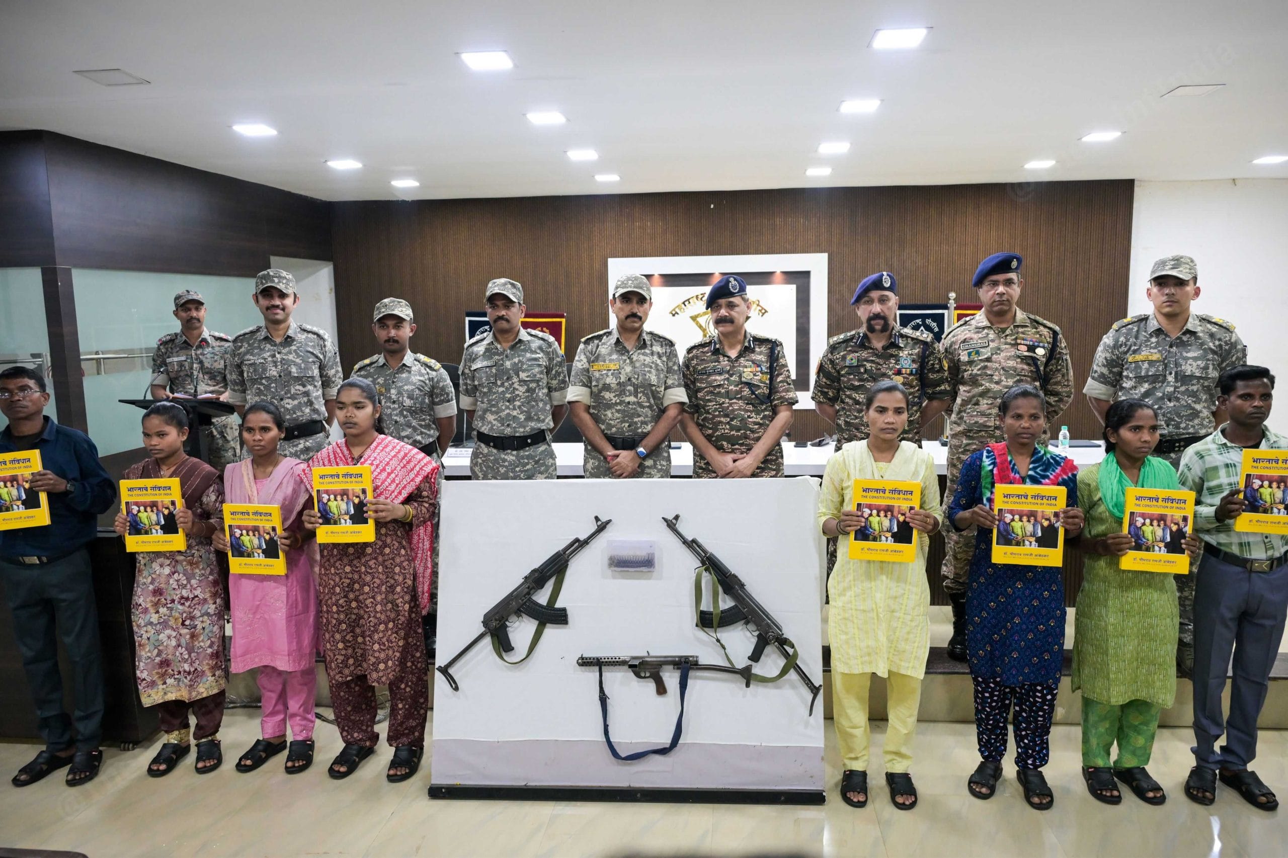 पिछले मंगलवार गढ़चिरौली पुलिस और सीआरपीएफ के सामने 9 माओवादी कैडर ने सरेंडर किया | फोटो: सूरज सिंह बिष्ट/दिप्रिंट