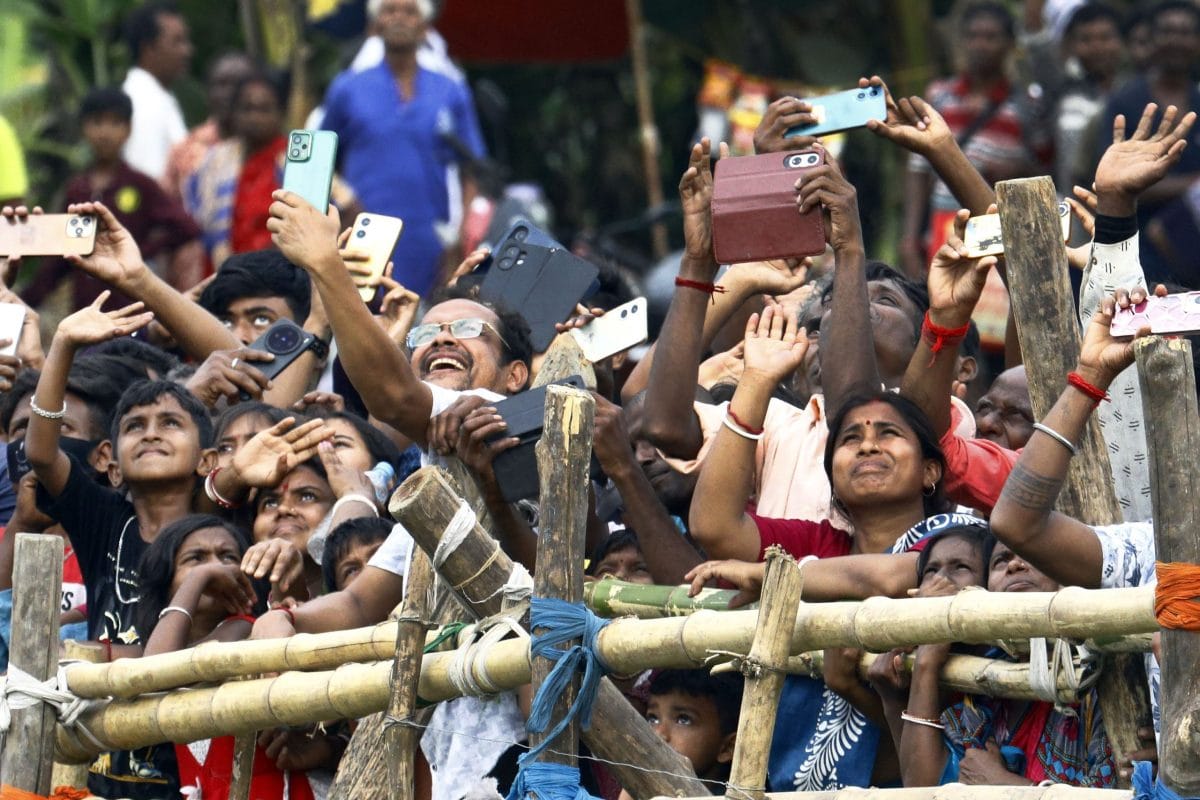 TMC supporters making videos of the Helicopter in which TMC leader Abhishek Banerjee arrives | Praveen Jain | ThePrint