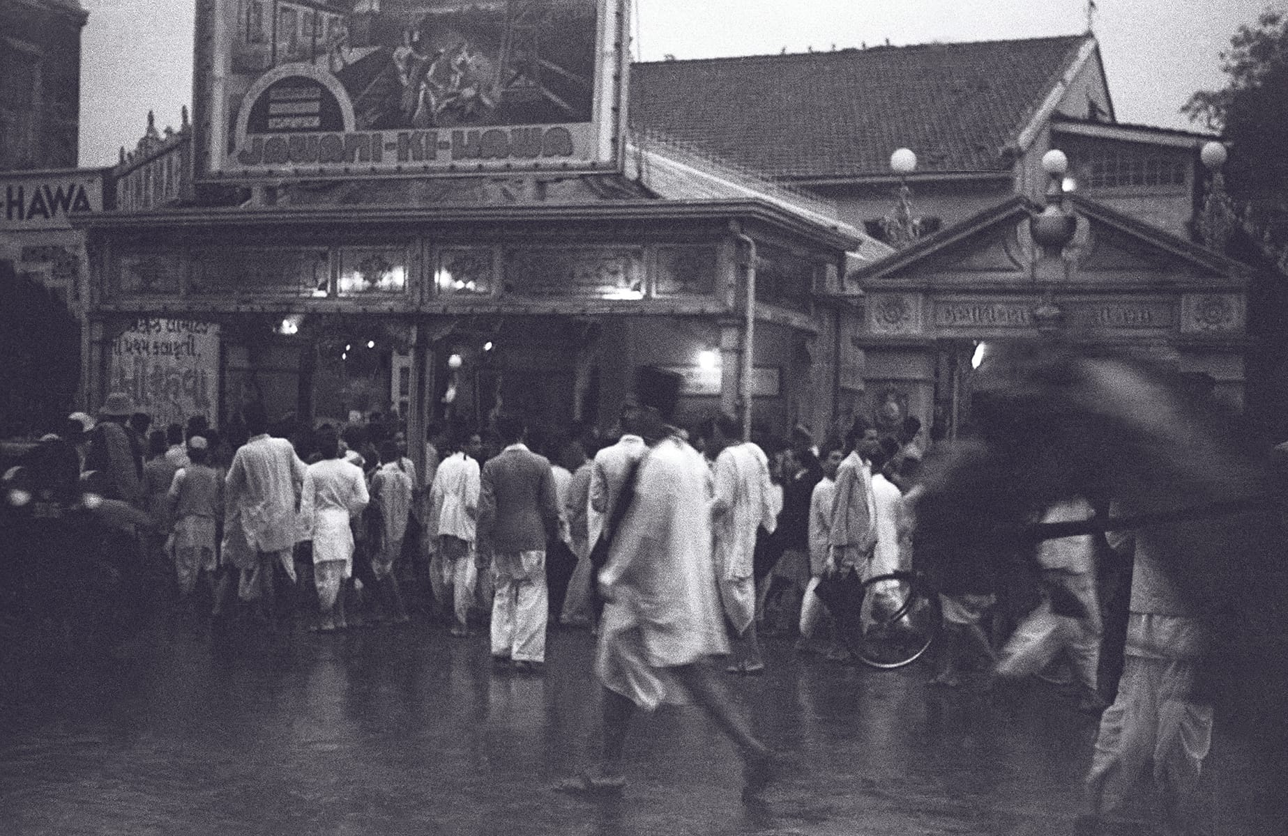 Crowds outside the Imperial Cinema in Bombay being surveilled by a police bundobast (deployment). Photograph taken during the premiere of Bombay Talkies’ debut Hindi feature film Jawani ki Hawa (1935). 35 mm Negative| Image courtesy: Josef Wirsching Archive/The Alkazi Collection of Photography (2019.01.0049)