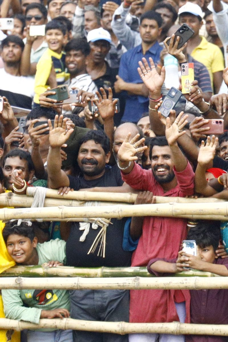 Crowd welcomes and waves to TMC leader Abhishek Banerjee | Praveen Jain | ThePrint