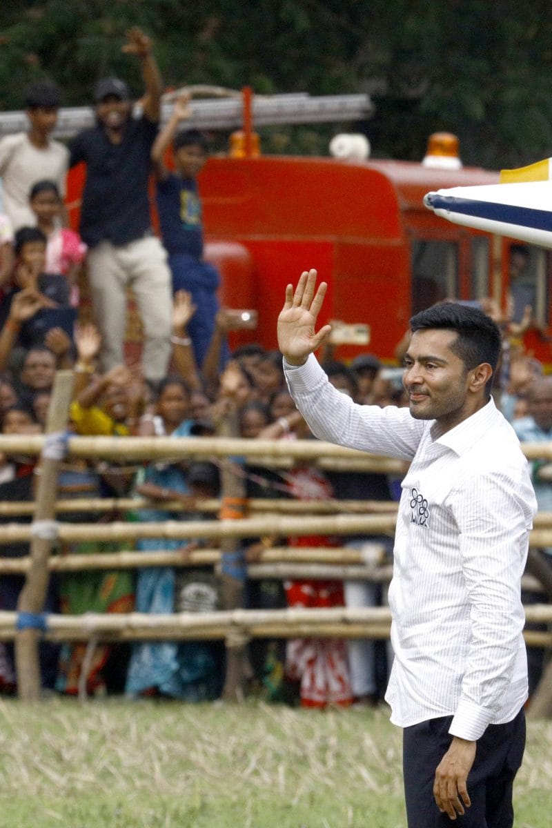 TMC leader Abhishek Banerjee waves to the crowd | Praveen Jain | ThePrint