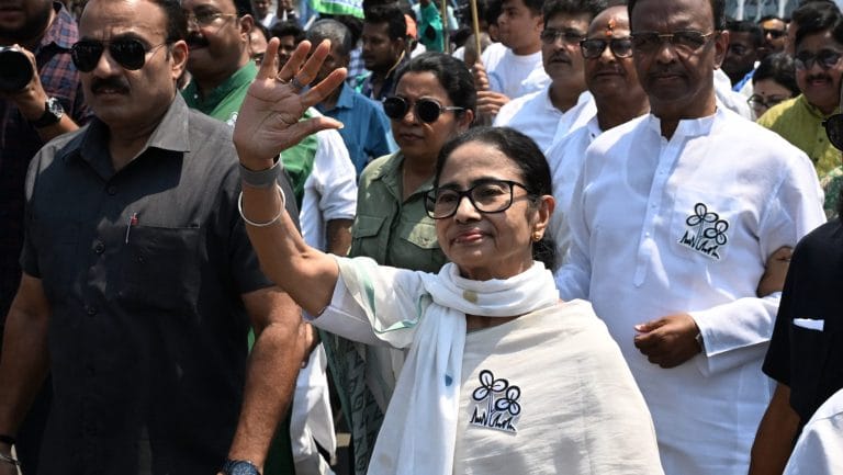 Modi seeks to win over Bengal amid voter roll row