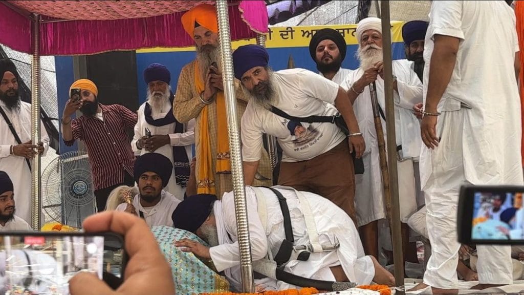 Gurjeet Singh Khalsa bows before the Guru Granth Sahib’s Palki Sahib at Banda Singh Bahadur Chowk on Patran Road, Samana | Anushka Srivastava, ThePrint