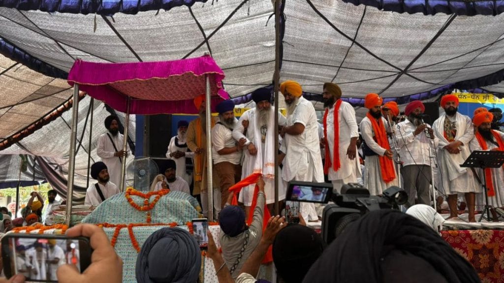 Gurjeet Singh Khalsa being helped onto the stage by members of his morcha | Anushka Srivastava, ThePrint