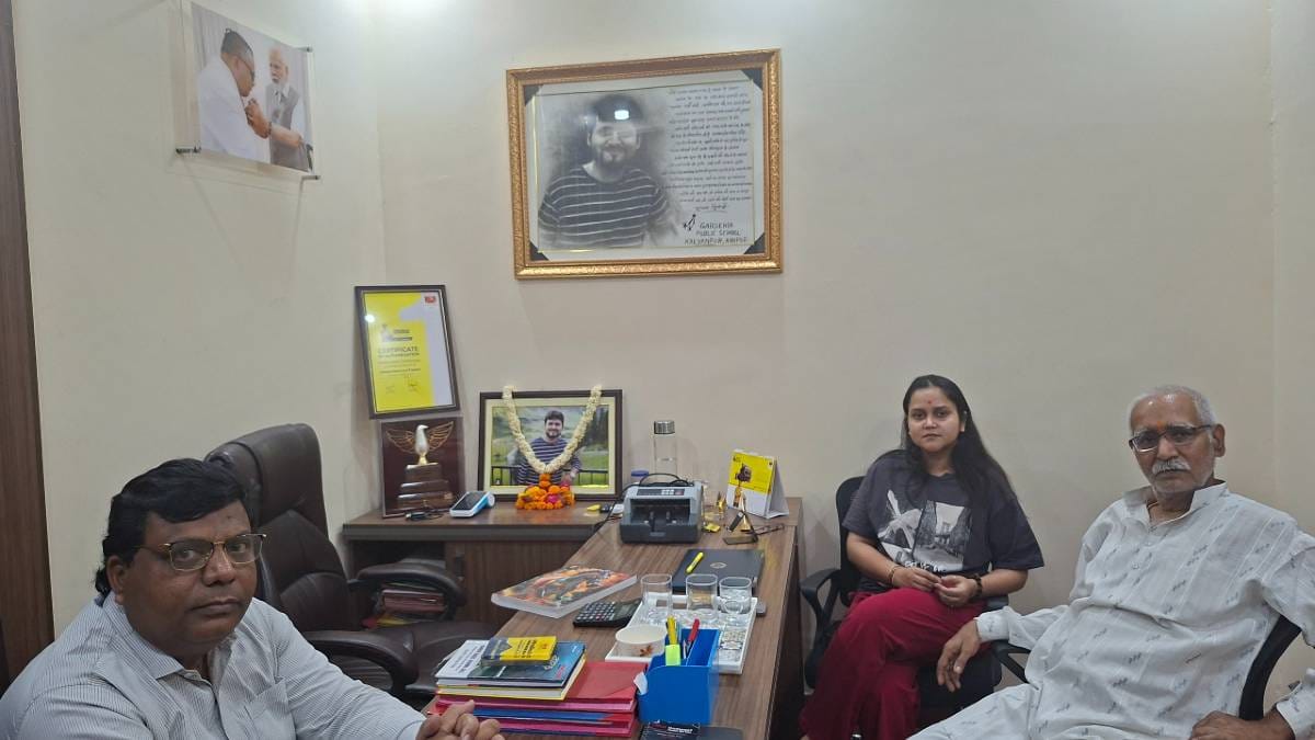 शुभम द्विवेदी की पत्नी ऐशान्या, उनके बगल में बैठे उनके पिता राजेश और ससुर संजय (बाएं) अपने कानपुर घर में | फोटो: प्रशांत श्रीवास्तव/दिप्रिंट