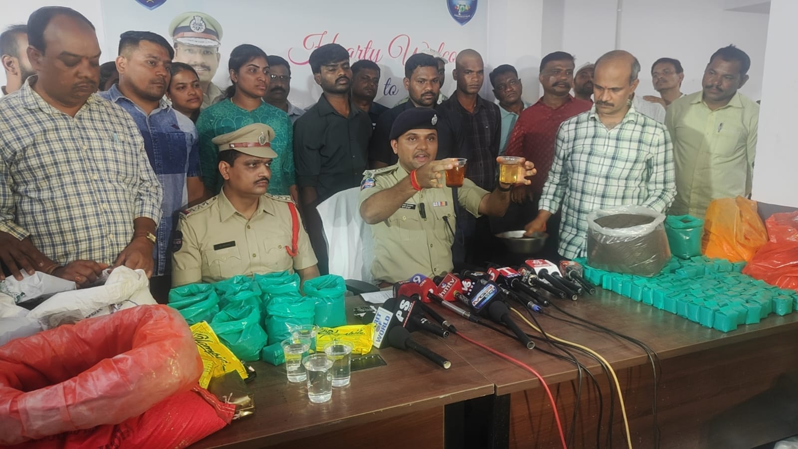 After the seizure, police in Hyderabad demonstrated how to differentiate between genuine and fake tea powder. | X/@hydcitypolice 