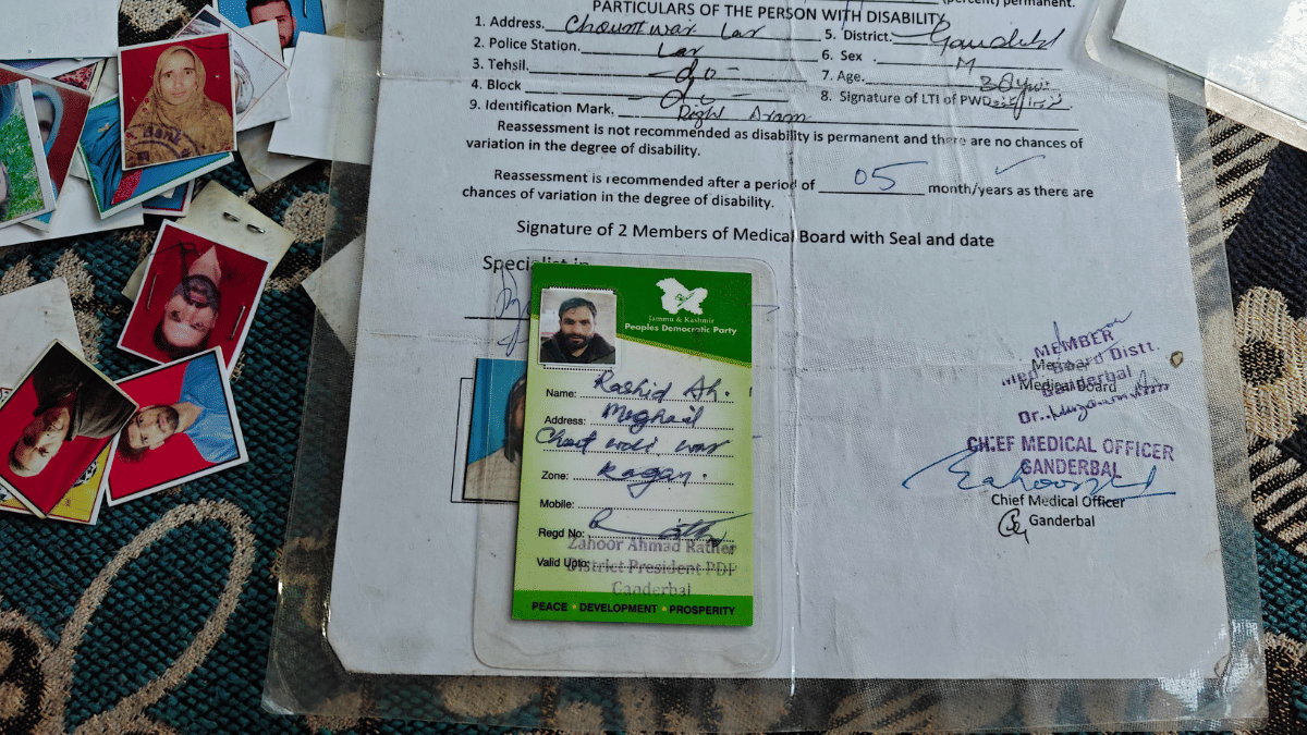 राशिद अहमद मुगल के रिश्तेदारों द्वारा दिखाया गया एक कार्ड बताता है कि उनका PDP से संबंध था | फोटो: माहिरा खान/दिप्रिंट