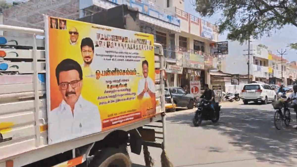 A DMK campaign vehicle moves through Bodinayakanur bus stop | Shweta Tripathi | ThePrint