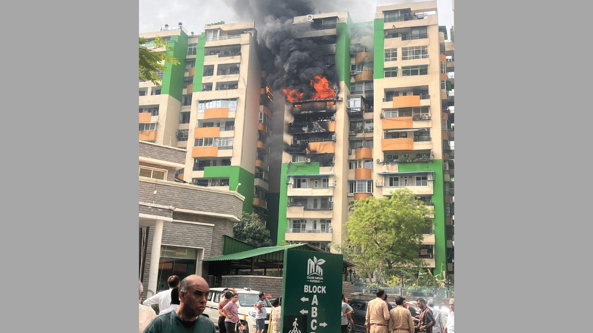 अधिकारियों के अनुसार नौवीं मंजिल पर ज्वलनशील और निर्माण सामग्री रखी थी, जिससे आग तेज़ी से फैली | फोटो: स्पेशल अरेंजमेंट