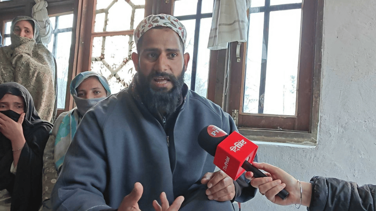 इमरान अहमद मुगल का कहना है कि परिवार अपने रिश्तेदार राशिद अहमद मुगल का शव चाहता है और उस पर लगे आतंकी के आरोप को हटाने की मांग कर रहा है | फोटो: माहिरा खान/दिप्रिंट