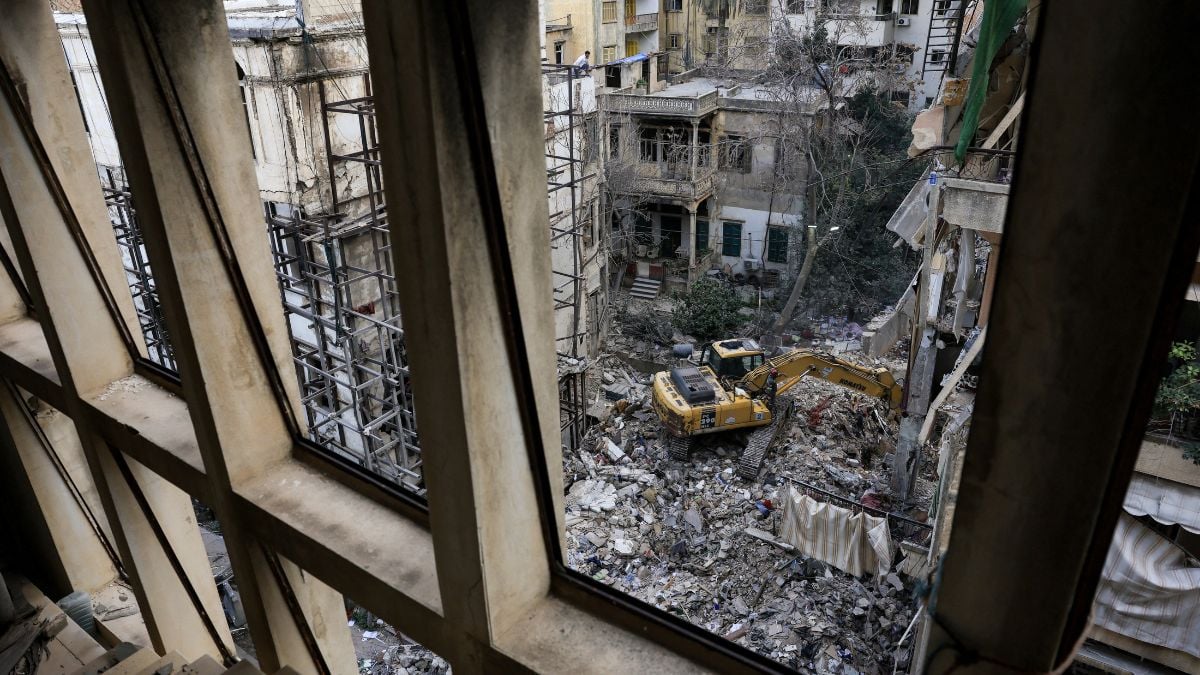Heavy machinery operates at the site of an Israeli strike carried out in Ain Al Mraiseh in Beirut, Lebanon | Photo: File/Reuters