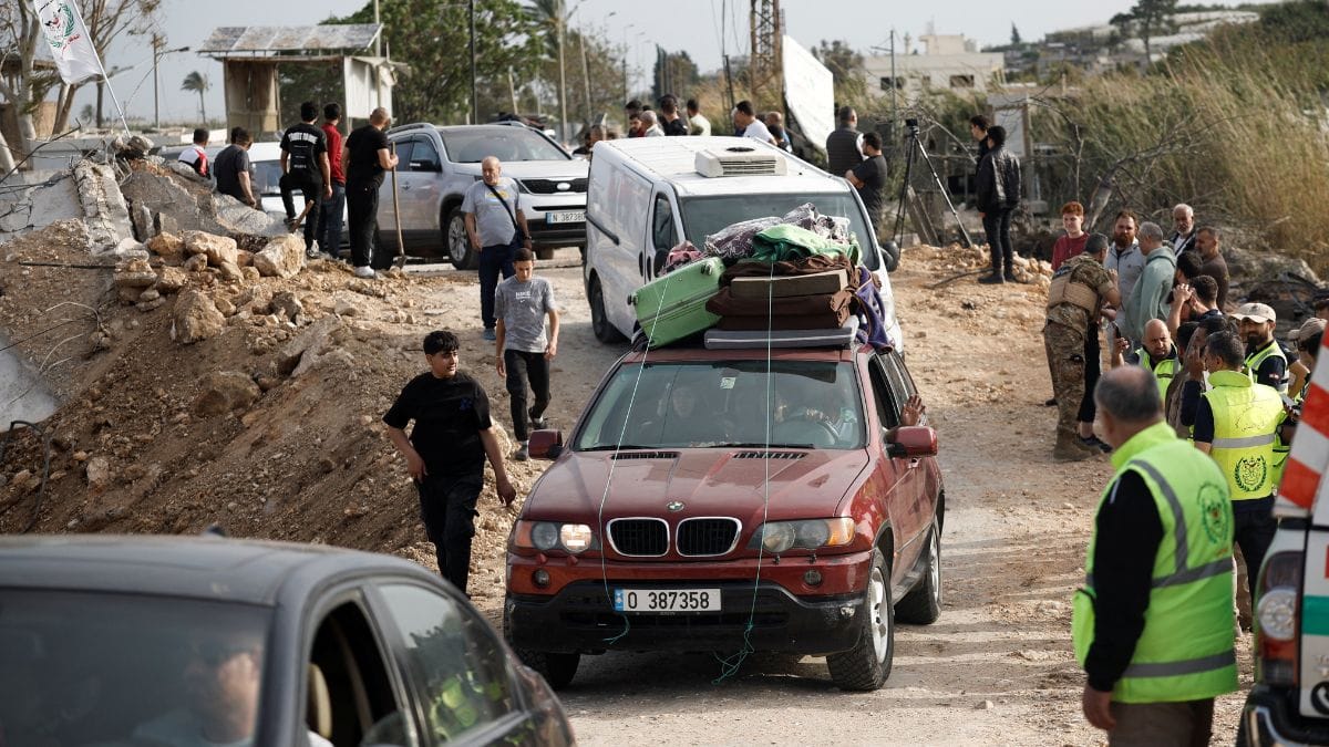Displaced people make their way back to their homes as they cross the bridge linking southern Lebanon to the rest of the country, which was hit earlier in an Israeli strike, after a 10-day ceasefire between Lebanon came into effect, in Qasmiyeh, Lebanon | Photo: Reuters