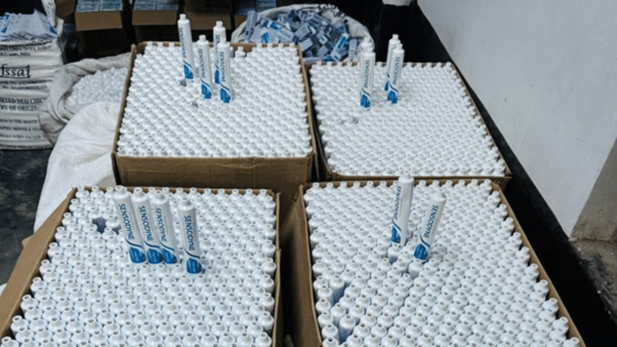 दिल्ली पुलिस ने कंझावला में नकली Sensodyne टूथपेस्ट बनाने वाली यूनिट का भंडाफोड़ किया | फोटो: स्पेशल अरेंजमेंट