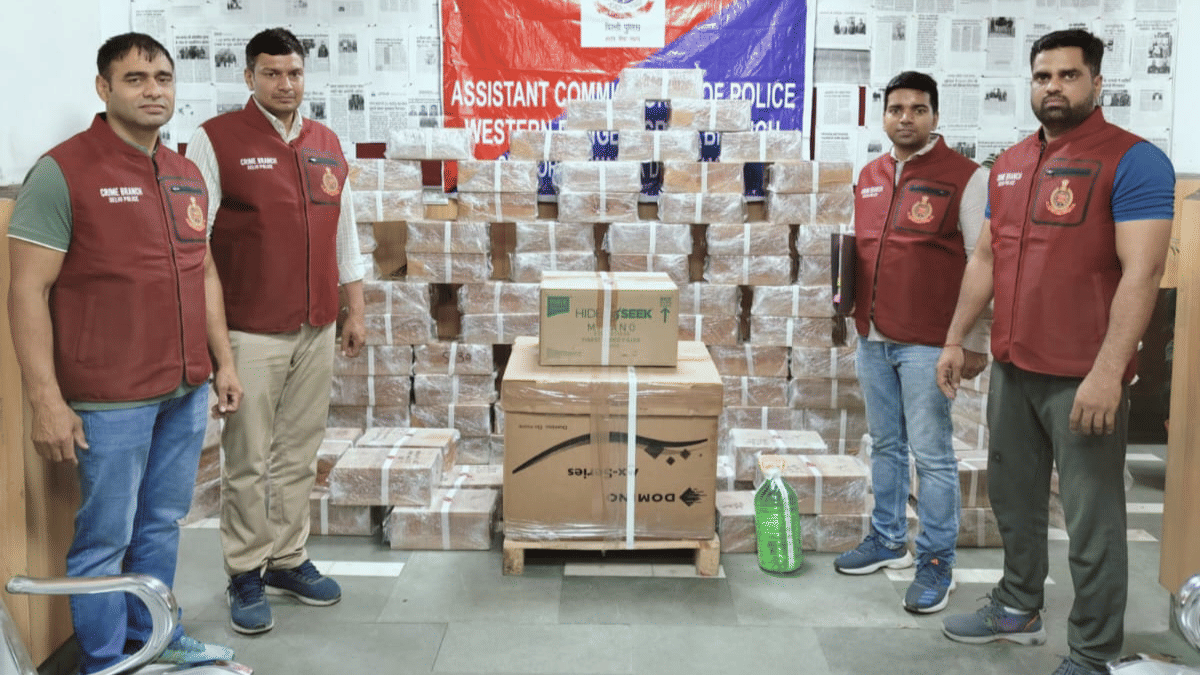 दिल्ली पुलिस क्राइम ब्रांच ने एक्सपायर्ड खाने-पीने की चीजों और पेय पदार्थों को ‘रीकंडीशन’ करने वाले रैकेट का भंडाफोड़ किया | फोटो: स्पेशल अरेंजमेंट