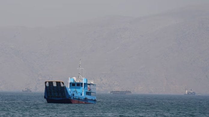 Ships and boats in the Strait of Hormuz off the coast of Musandam, Oman | Photo: Reuters