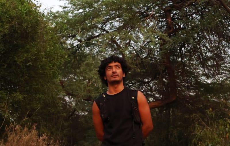 इंडिपेंडेंट फिल्ममेकर विभु ग्रोवर संजय वन में अपनी हाइकिंग पर अकेले जाना पसंद करते हैं | फोटो: मनीषा मोंडल/दिप्रिंट