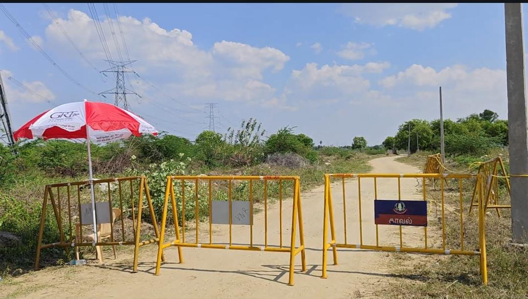 Police have barricaded the road that leads to the accident site of Vanaja firecracker factory in Virudhunagar | Shweta Tripathi | ThePrint