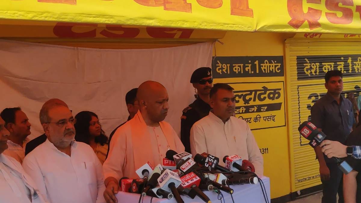 यूपी के मुख्यमंत्री योगी आदित्यनाथ ने पिछले साल कानपुर के हथीपुर गांव में शुभम के परिवार से मुलाकात की थी | फोटो: कृष्ण मुरारी/दिप्रिंट