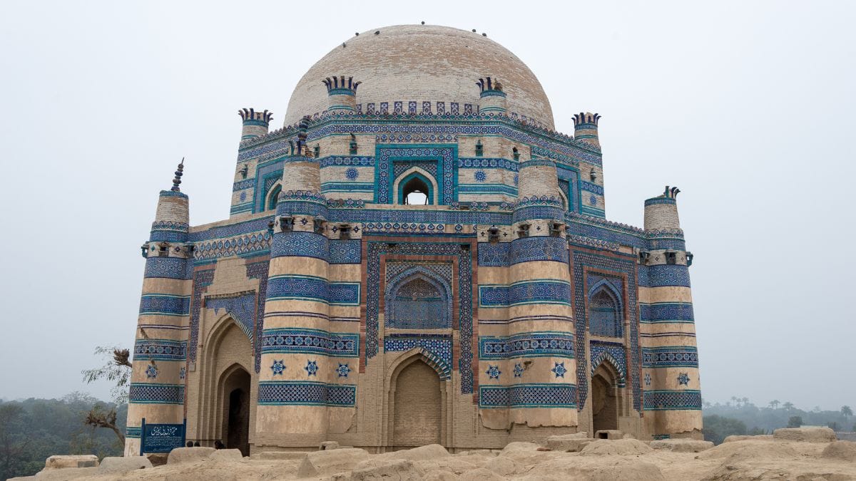 Why are blue-tiled monuments found in Pakistan but not in Delhi?