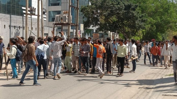 Workers protesting in Noda Sector 57