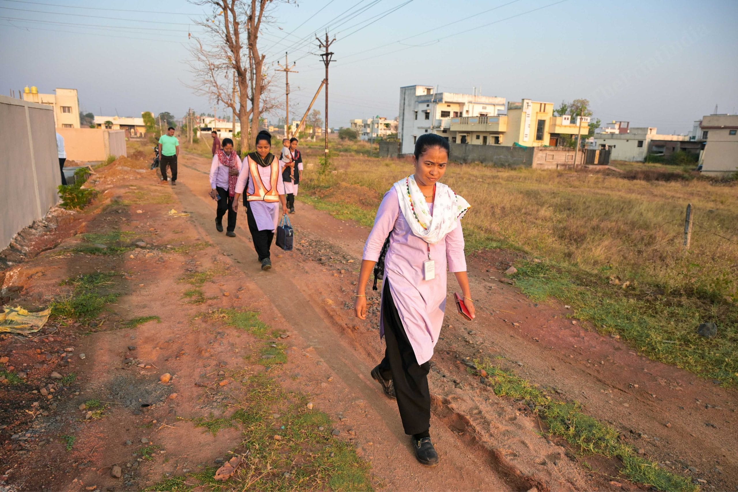 अर्पे पल्लो और नीला कुमरे सुबह जल्दी गढ़चिरौली शहर से करीब 40 किमी दूर आयरन ओरे और पेलेट फैक्ट्री में काम के लिए जाती हुईं | फोटो: सूरज सिंह बिष्ट/दिप्रिंट
