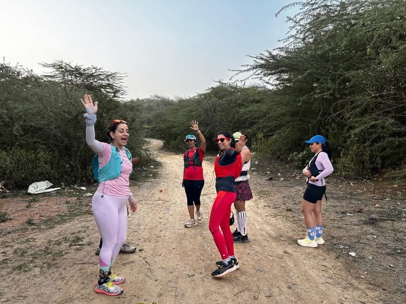 द ट्रेल फेम्स गुरुग्राम के सेक्टर 59 में गौशाला प्वाईंट से अरावली बायोडायवर्सिटी पार्क के एक ट्रेल पर निकलती है | फोटो: मनीषा मोंडल/दिप्रिंट